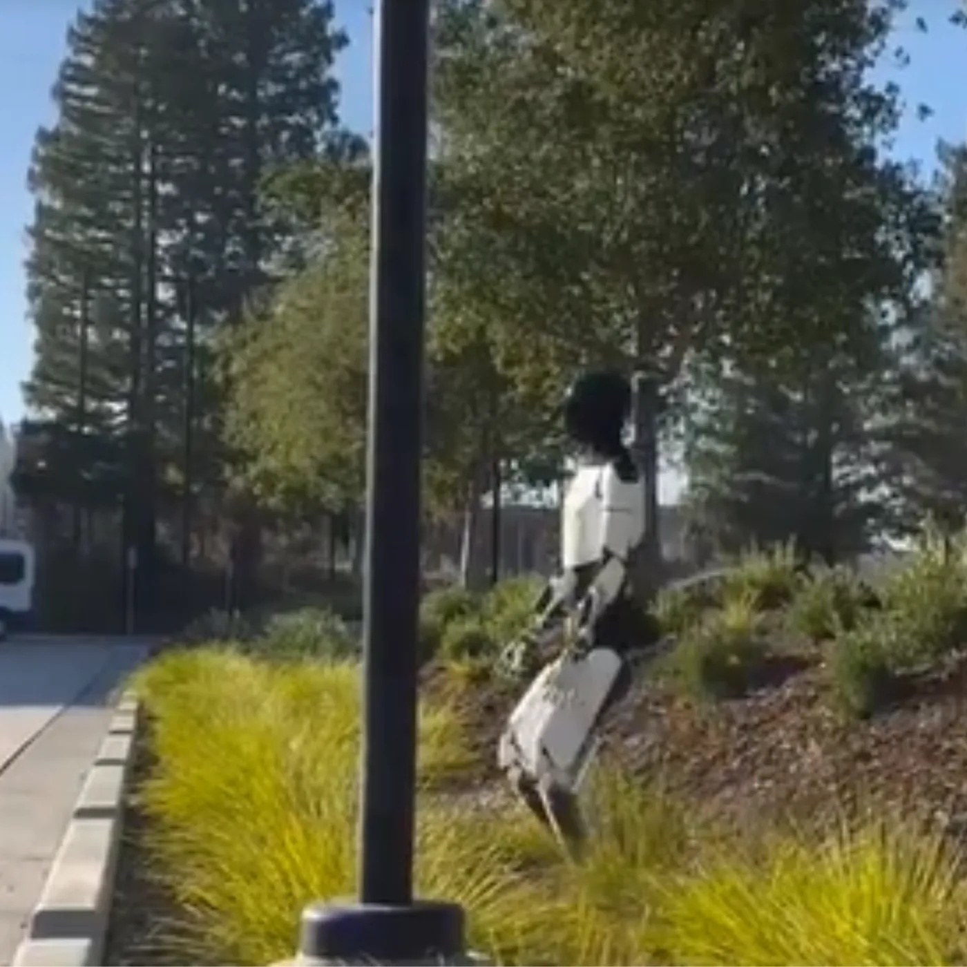  Elon Musk's Hill-Climbing Humanoid Robot Stuns the Crowd!