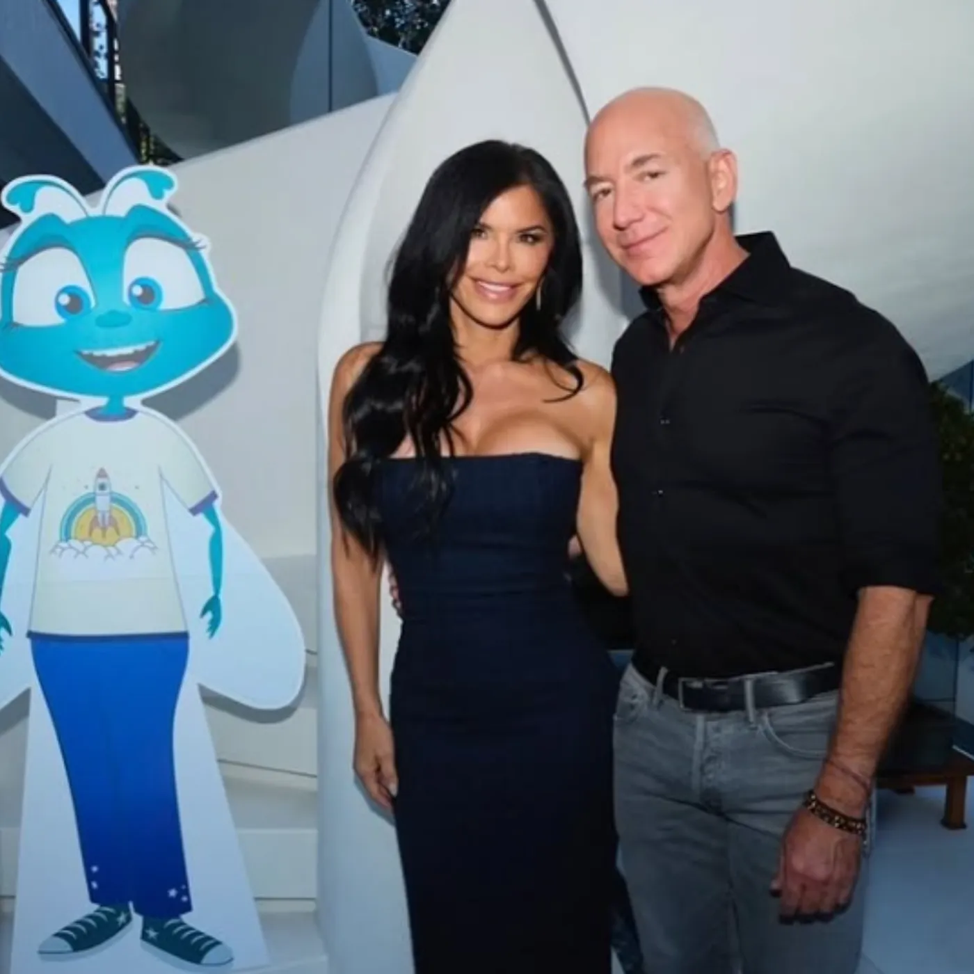 Lauren Sanchez Attracts Attention on Her Birthday with Surprising Messages from Bezos