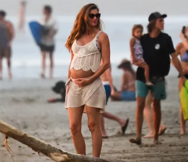 image_67760b2faa675 Gisele Bündchen, 44, Flaunts Baby Bump While Enjoying a Beach Day with Joaquim Valente in Costa Rica