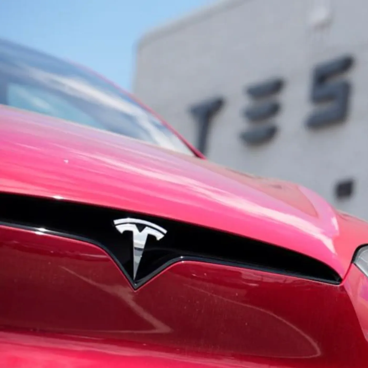 Elon Musk just shocked the auto industry with his super product Tesla, priced at only 7,000 USD. This is not simply a car launch, but a potential revolution that could completely change the rules of the game. Traditional automakers are in panic, trying to deal with an unprecedented threat. But can Tesla really make this bold promise a reality?