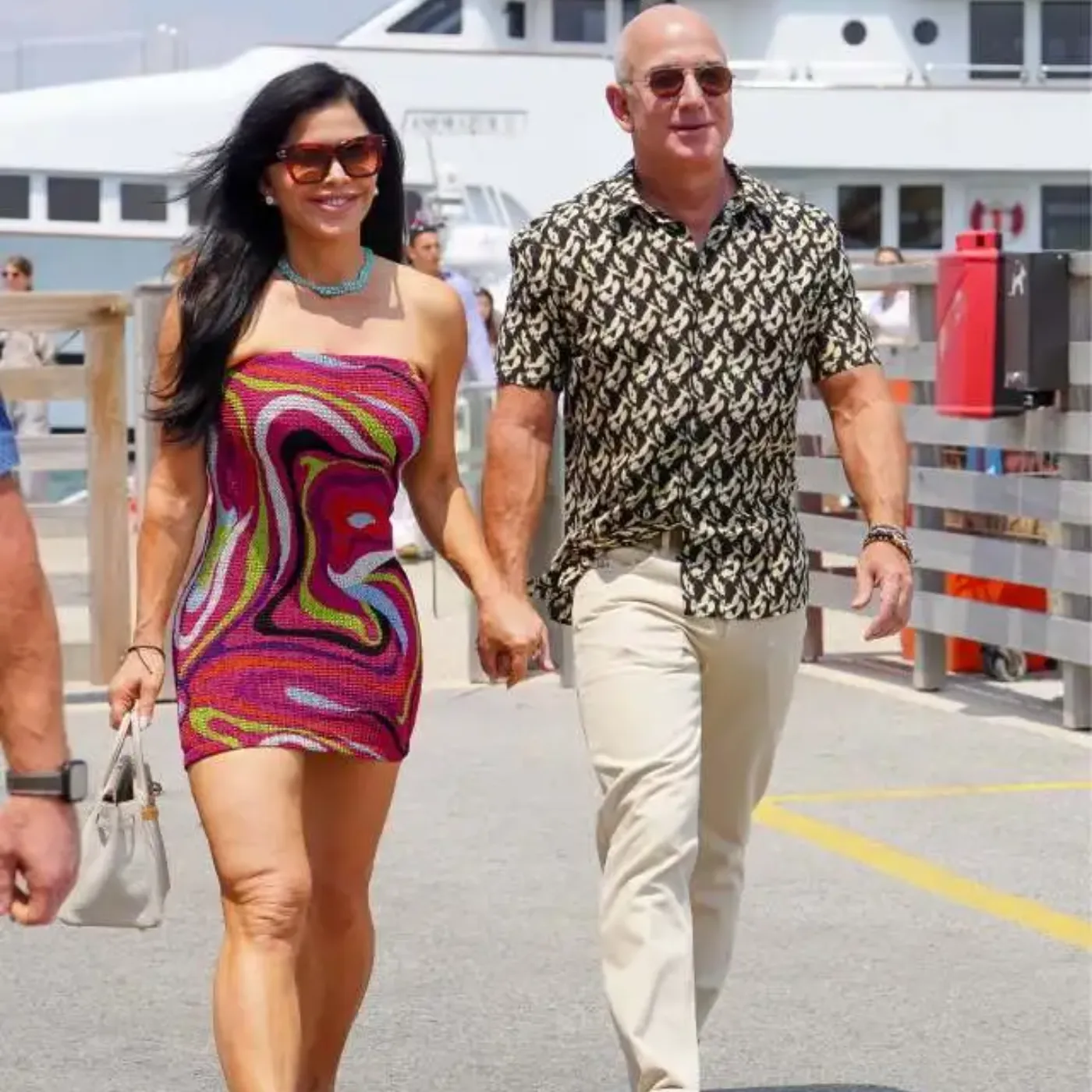 image_677b526b81064 Lauren Sanchez Makes Waves in Mini Dress While Bezos’ Superyacht Faces Scrutiny!