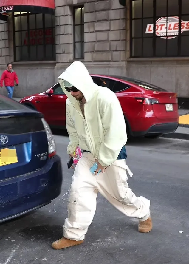 Disheveled Justin Bieber Spotted Alone in NYC—Fans Fear What’s Really Going On!