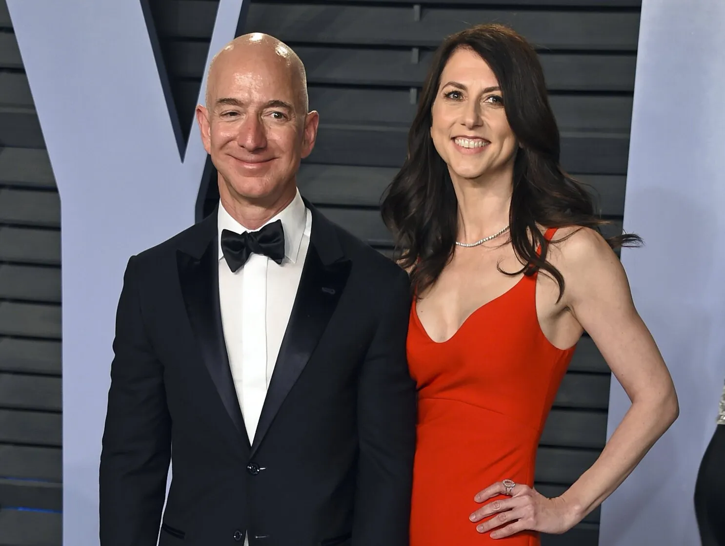 Amazon founder Jeff Bezos and wife divorcing after 25 years | AP News