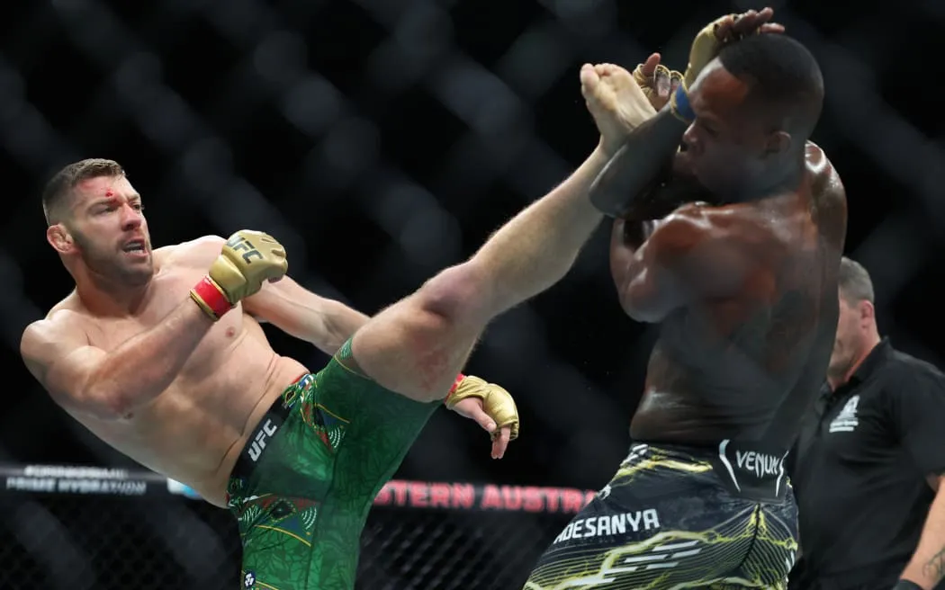 Dricus Du Plessis khiến Israel Adesanya phải chịu thua tại UFC 305 | RNZ News