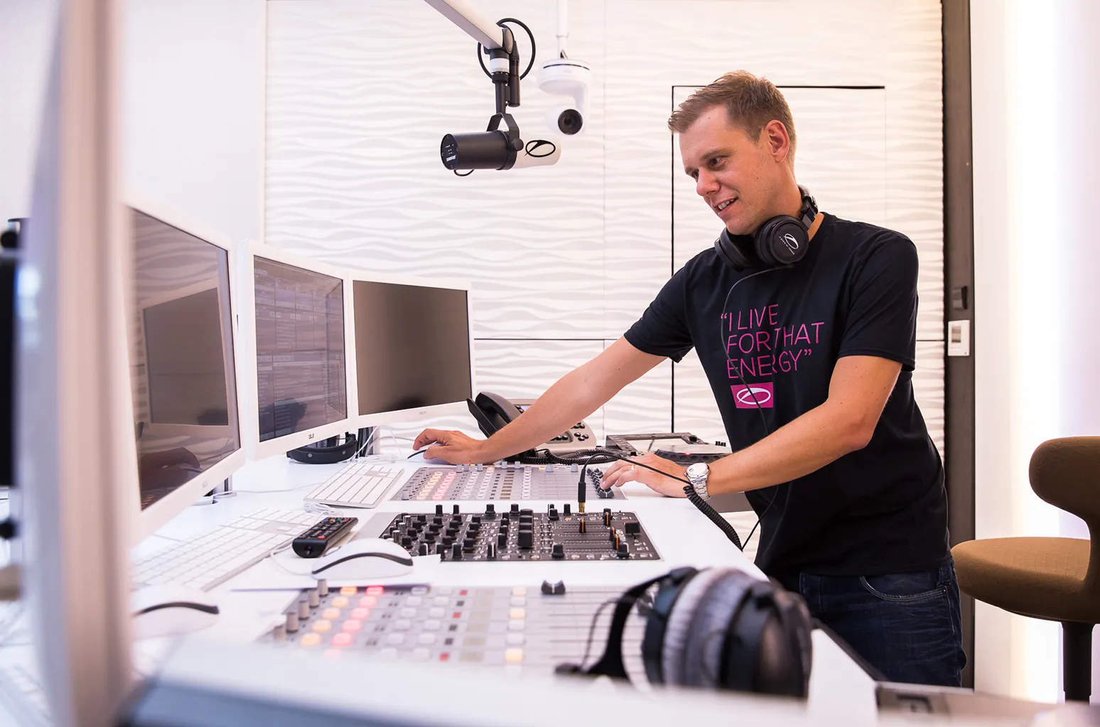 Armin Van Buuren's ASOT Radio Studio & Live Video