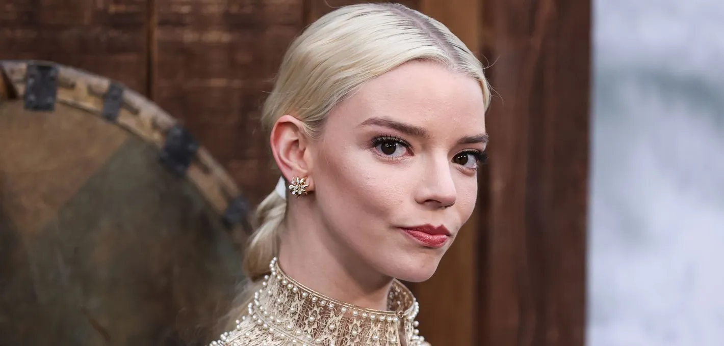 Anya Taylor-Joy, one of Hollywood's brightest stars today, is not only famous for its outstanding acting talent but also impresses with a unique fashion style.