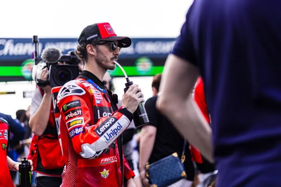 image_67c68ac6a1039 Pecco Bagnaia refuses to use radio communication equipment in MotoGP. Marc Marquez is upset because his teammates are stupid as pigs.