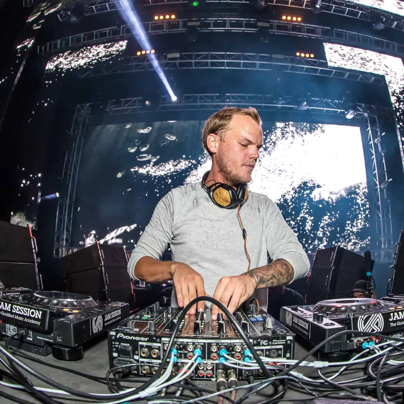 Glory Through Togetherness: Avicii’s "Broken Heart" Legacy Reborn in David Guetta’s New Track 19 Glory Through Togetherness: Avicii’s "Broken Heart" Legacy Reborn in David Guetta’s New Track