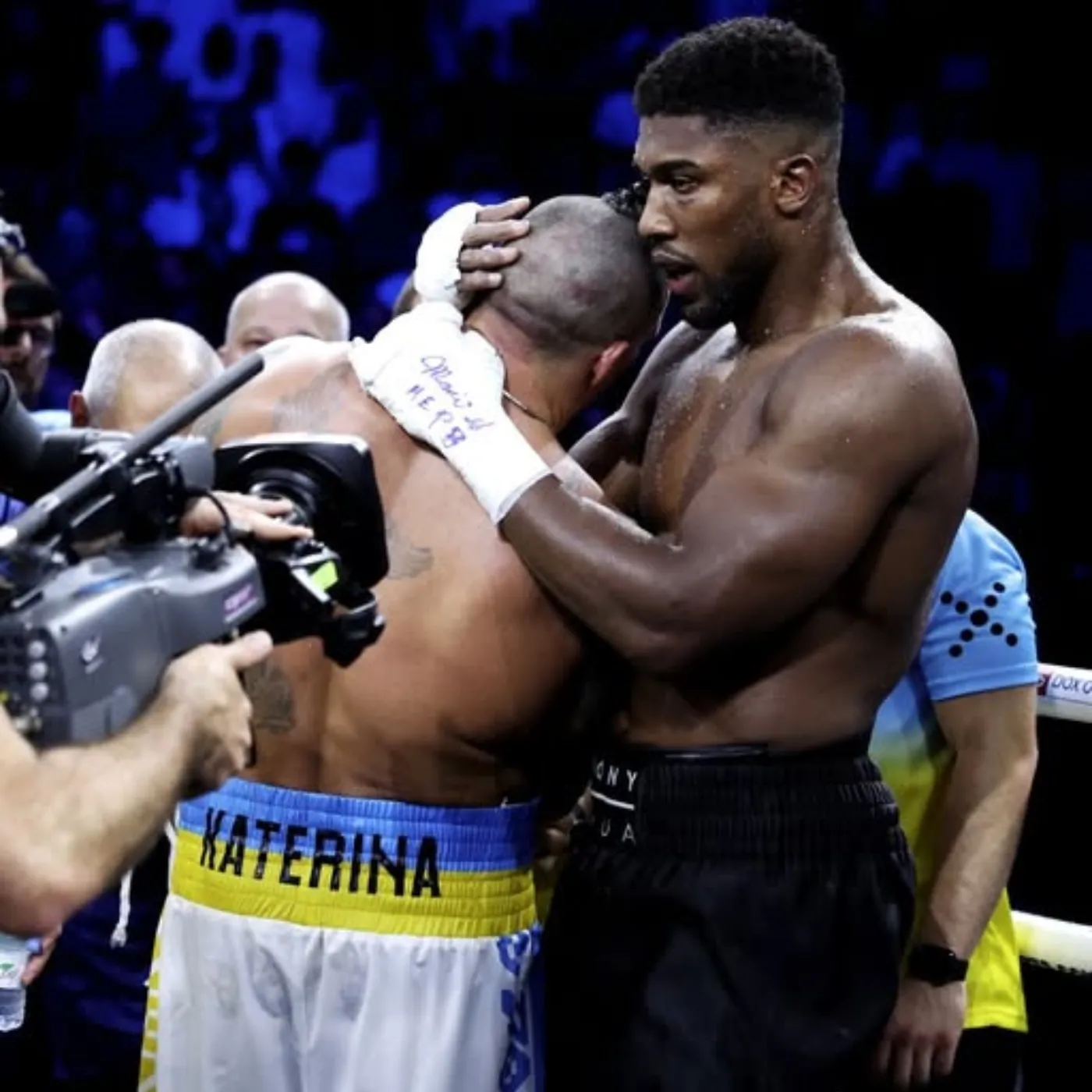 Boxing Bombshell: Anthony Joshua & Usyk’s Mysterious Bond Leaves Fans Guessing