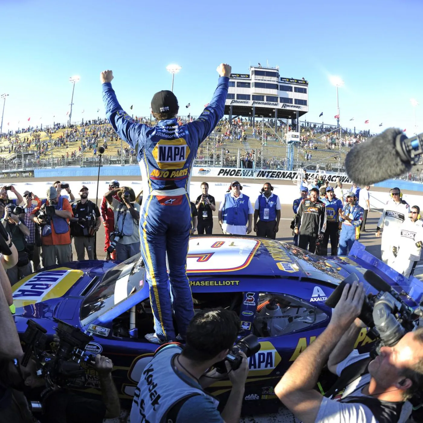 image_67cbb239c9815 Victory Awaits! Chase Elliott and His Team Dominate Phoenix Raceway!