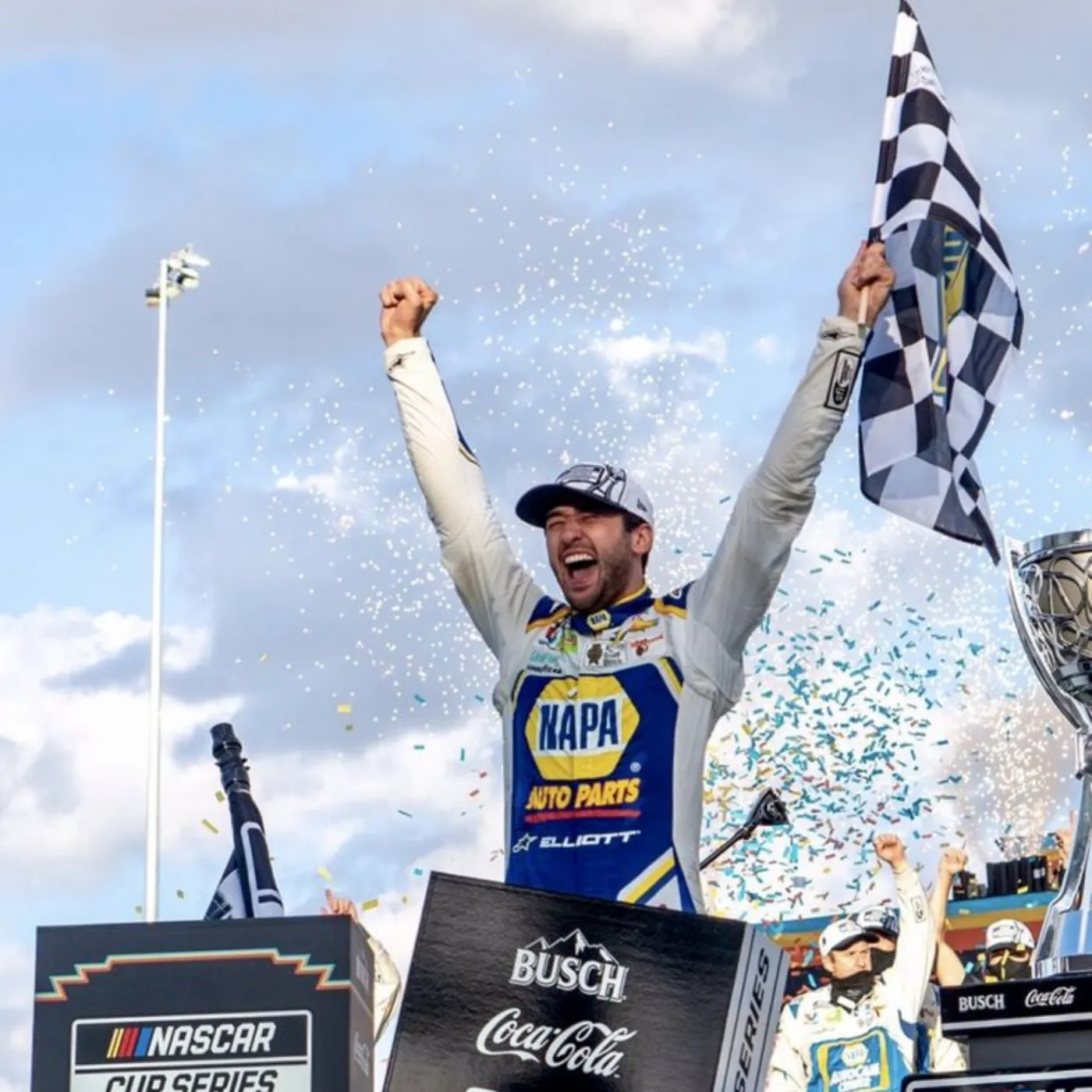 Victory Awaits! Chase Elliott and His Team Dominate Phoenix Raceway!