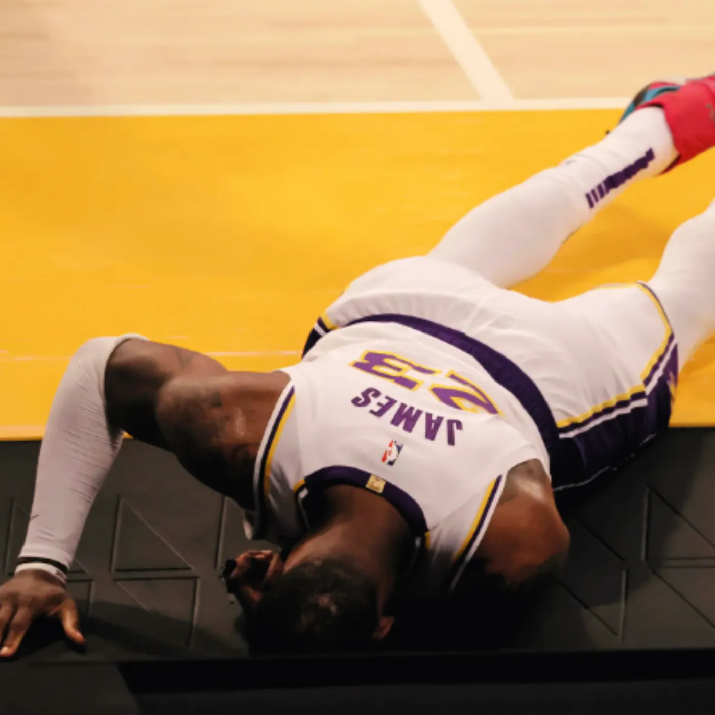 LeBron James Injury Exposes a Terrifying Reality Lakers Fans Can No Longer Ignore 19 LeBron James Injury Exposes a Terrifying Reality Lakers Fans Can No Longer Ignore