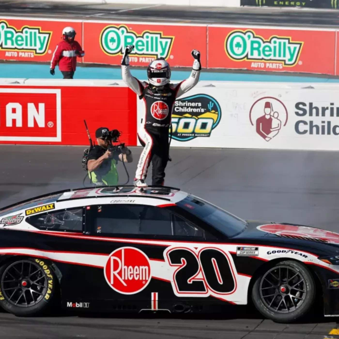 image_67ce71d0b8717 Undisputed Victory! Christopher Bell Extends His Winning Streak with a World-Class Performance at Phoenix Raceway!