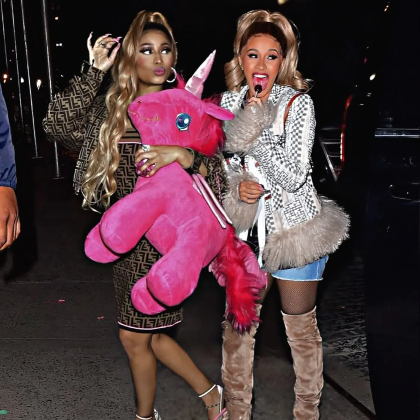 Nicki Minaj & Cardi B Officially End Their Feud? The Truth Surprises Fans 19 Nicki Minaj & Cardi B Officially End Their Feud? The Truth Surprises Fans