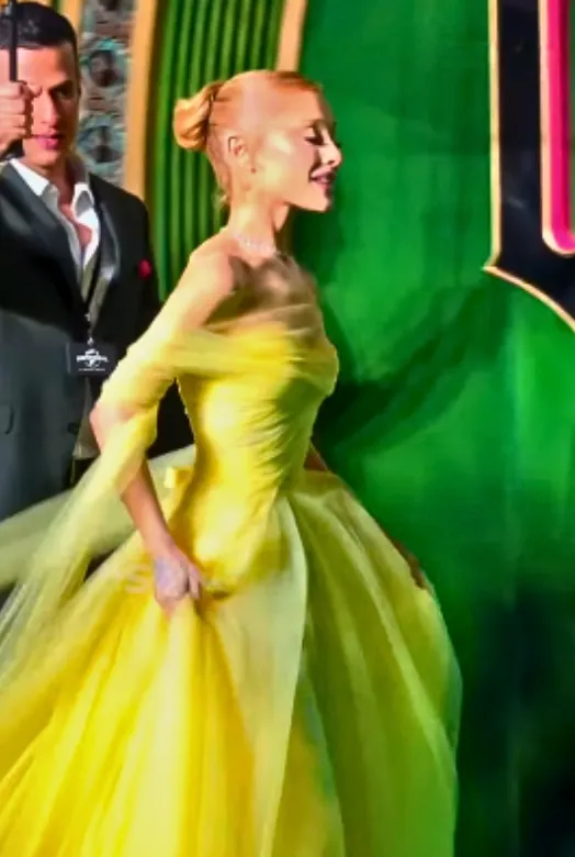 Ariana Grande’s health under scrutiny: camera scene that she can't even lift her own dress 19 Ariana Grande’s health under scrutiny: camera scene that she can't even lift her own dress