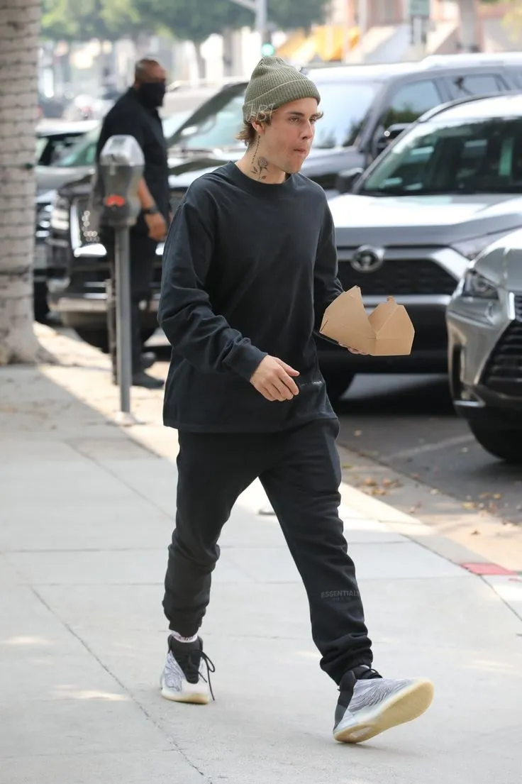 Justin Bieber spotted out in Beverly Hills, California. (17/9/20)