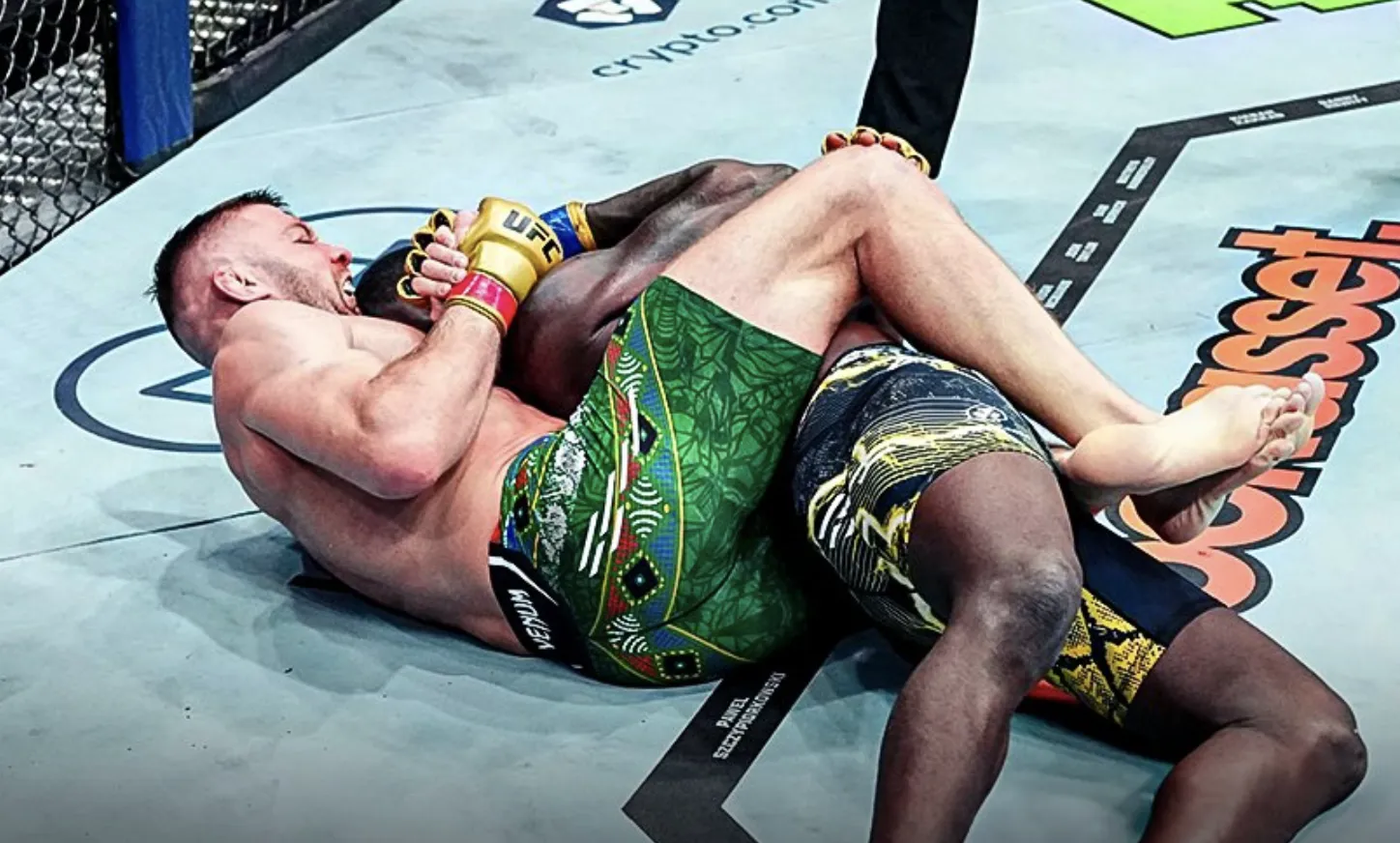 UFC 305 : Dricus Du Plessis soumet Israel Adesanya