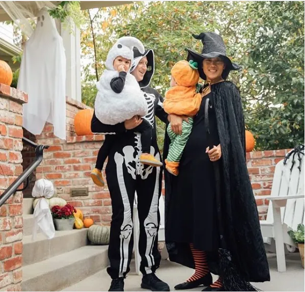 Mark Zuckerberg and his family show off their 2018 Halloween costumes  (Photo)