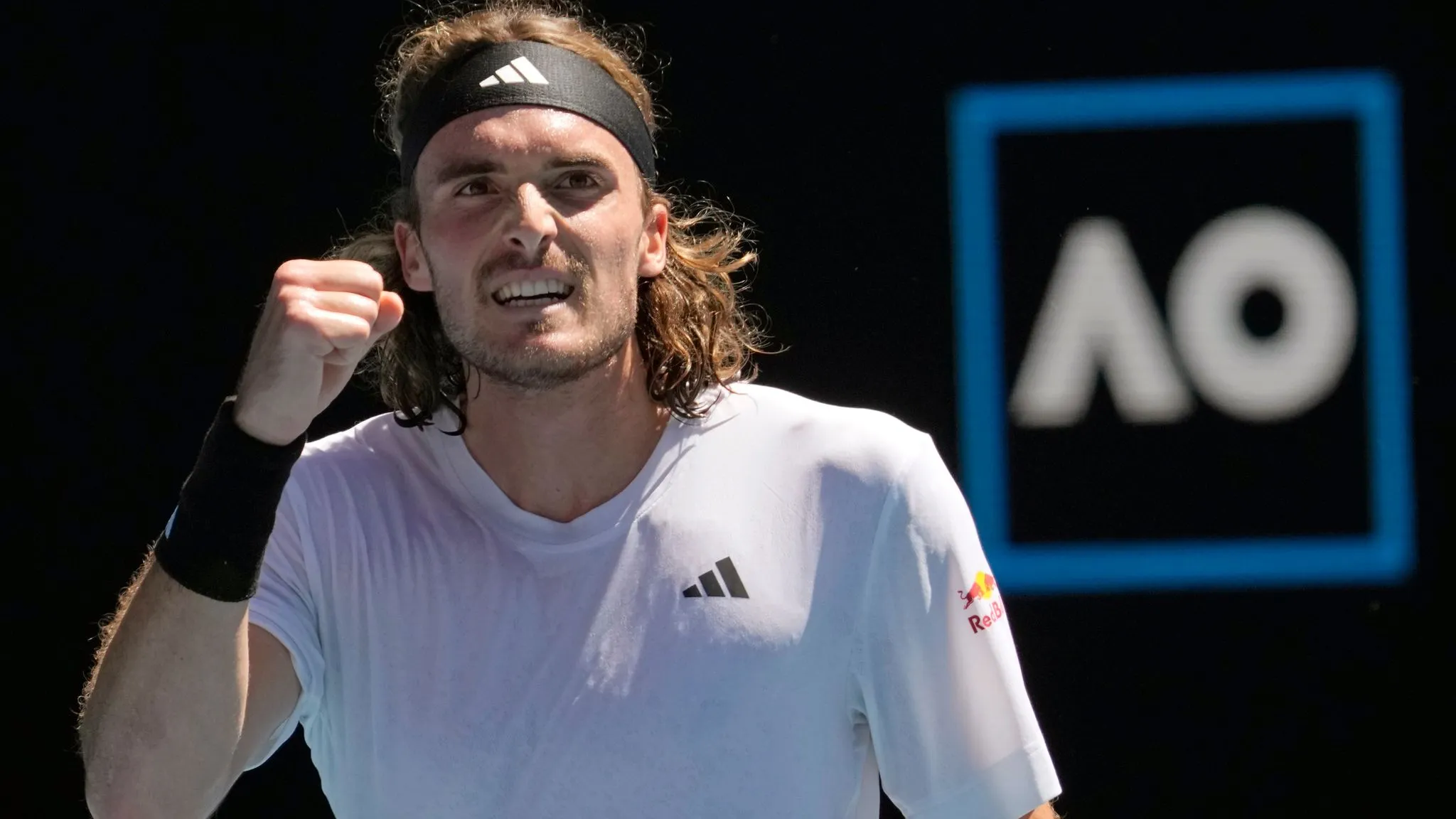 Giải Úc mở rộng: Stefanos Tsitsipas lọt vào trận chung kết đầu tiên tại Melbourne với chiến thắng trước Karen Khachanov | Tin tức quần vợt | Sky Sports