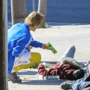 Justin Bieber has been spotted quietly buying food and water for homeless people