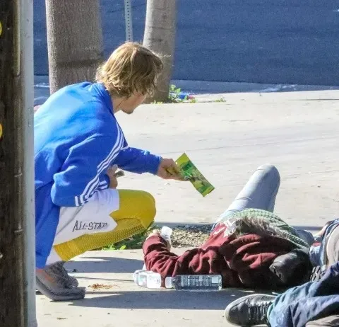 Justin Bieber has been spotted quietly buying food and water for homeless people