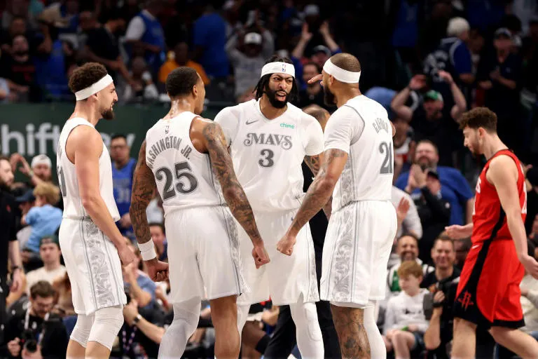 image_67d3ef2d5e5f3 Mavericks Emotional Turmoil: Klay Thompson and Daniel Gafford Pushed to the Lakers in Exchange Austin Reaves – Will Fans Forgive This Choice?