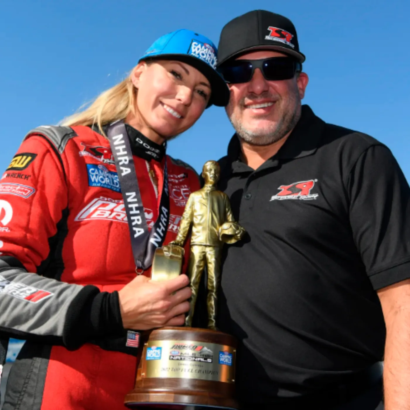 What a lovely family.❤️Tony Stewart and Leah Pruett enjoy time with their son.