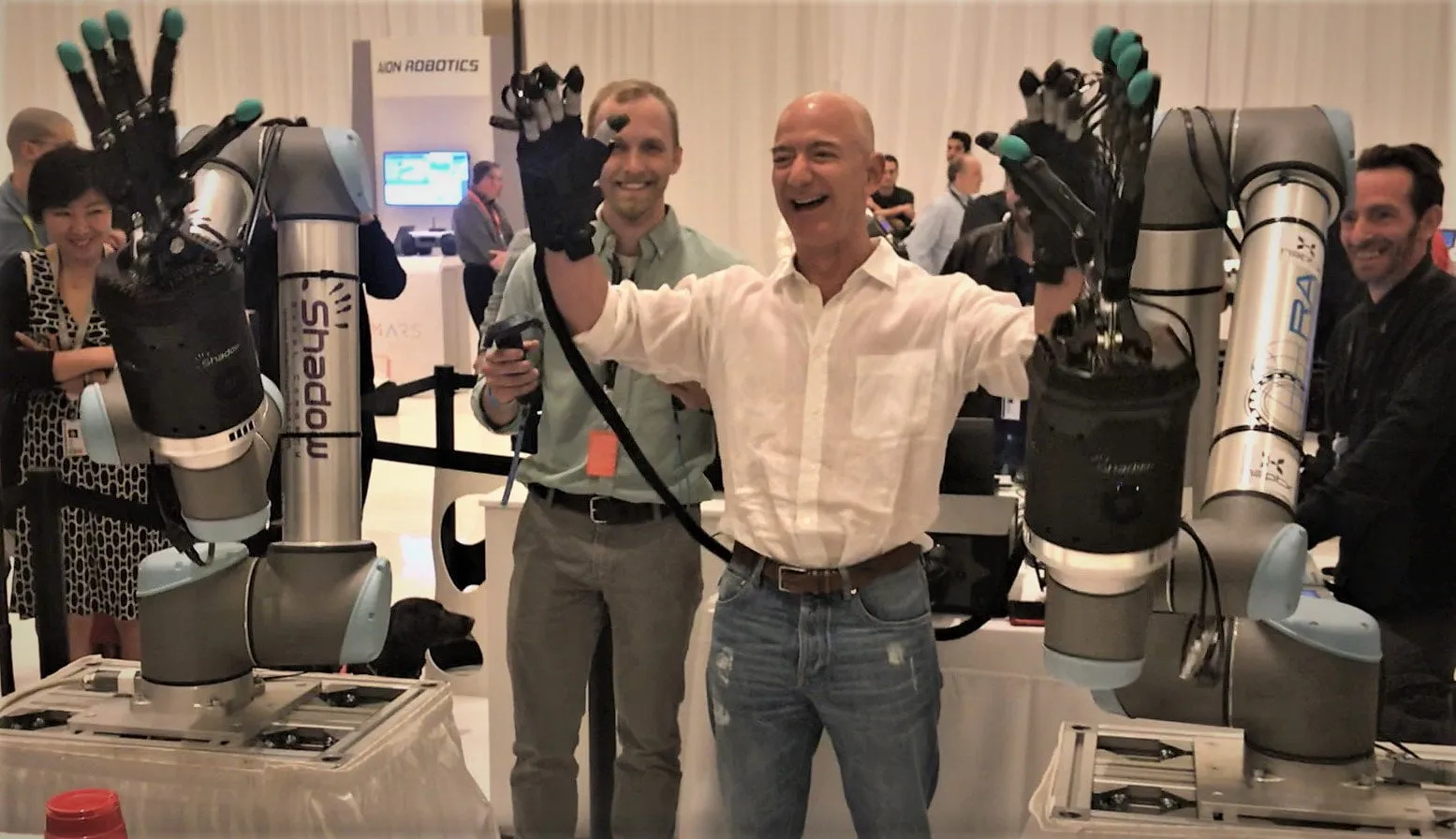 image_67dd04e9a00fa Jeff Bezos Shocks by Publicly Kissing a Human Robot at an Event: Is This the Reason His Wedding Keeps Getting Delayed?