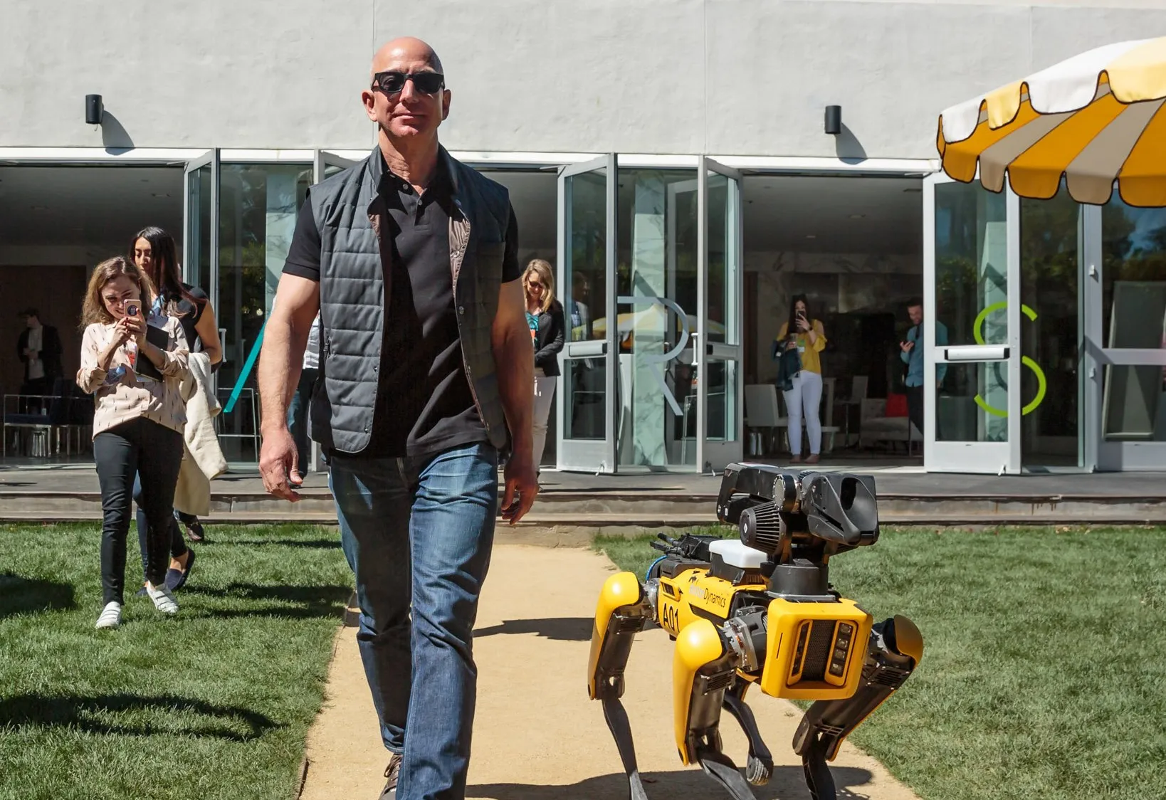 image_67dd04eb4c92b Jeff Bezos Shocks by Publicly Kissing a Human Robot at an Event: Is This the Reason His Wedding Keeps Getting Delayed?