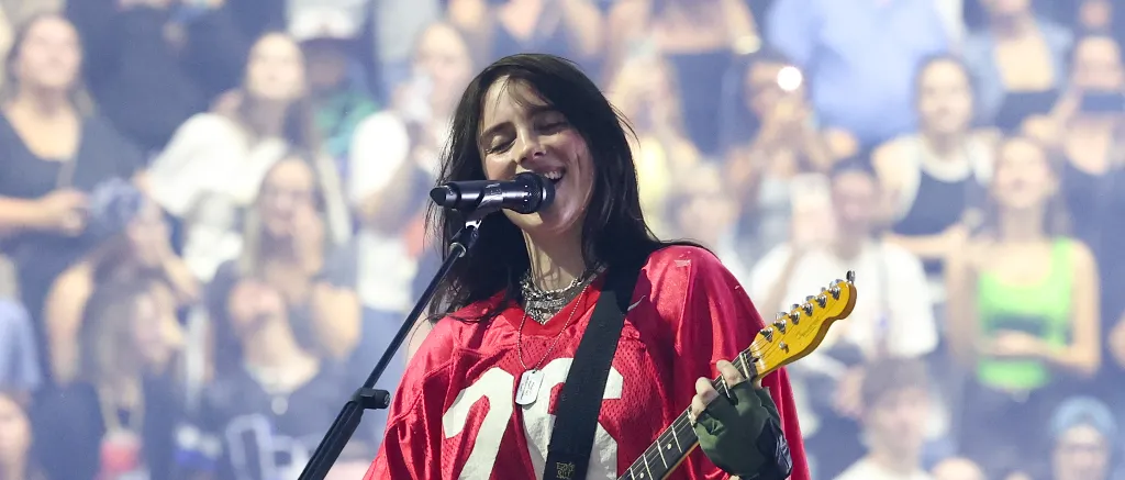 image_67de2845981d7 Billie Eilish Stuns Fans with Striking Visuals on the "Hit Me Hard and Soft" Tour