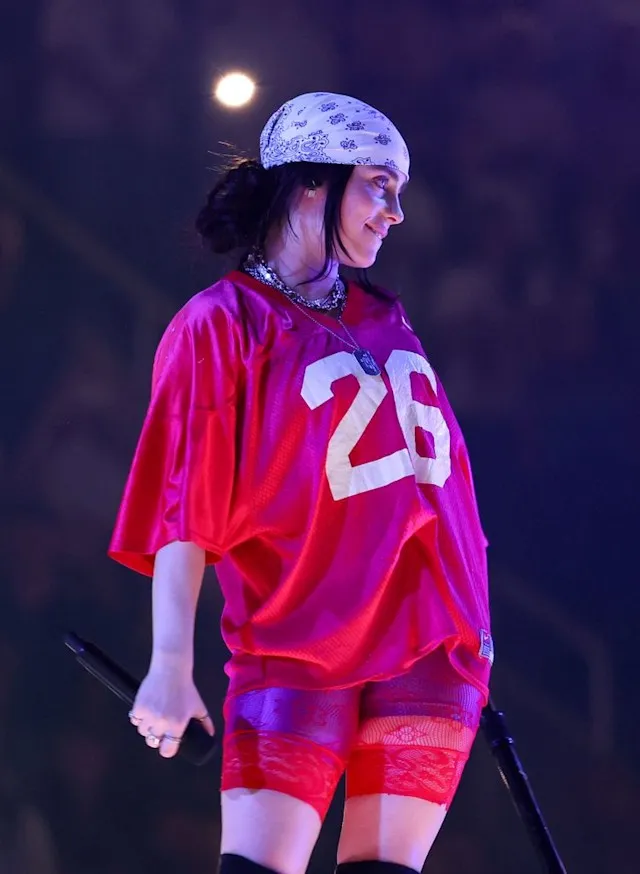 image_67de2845da419 Billie Eilish Stuns Fans with Striking Visuals on the "Hit Me Hard and Soft" Tour