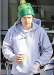 Harry Styles stuns fans with a surprising appearance—looking nearly unrecognizable while grabbing a coffee in London