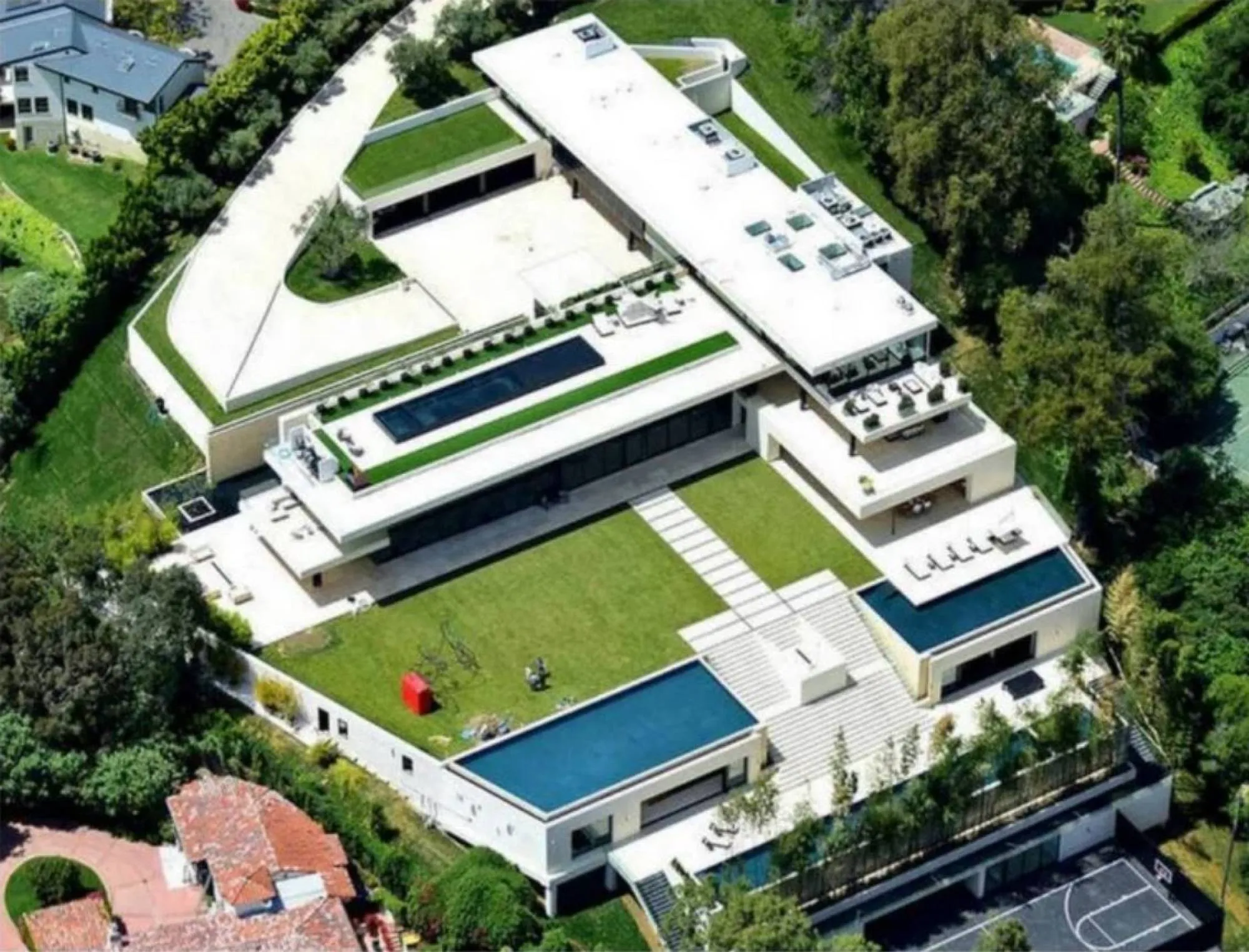 image_67e1135249836 Inside Beyoncé and Jay-Z’s Lavish $88 Million Bel Air Mansion: The Mind-Blowing Celebrity Dream Home You’ll Wish Was Yours