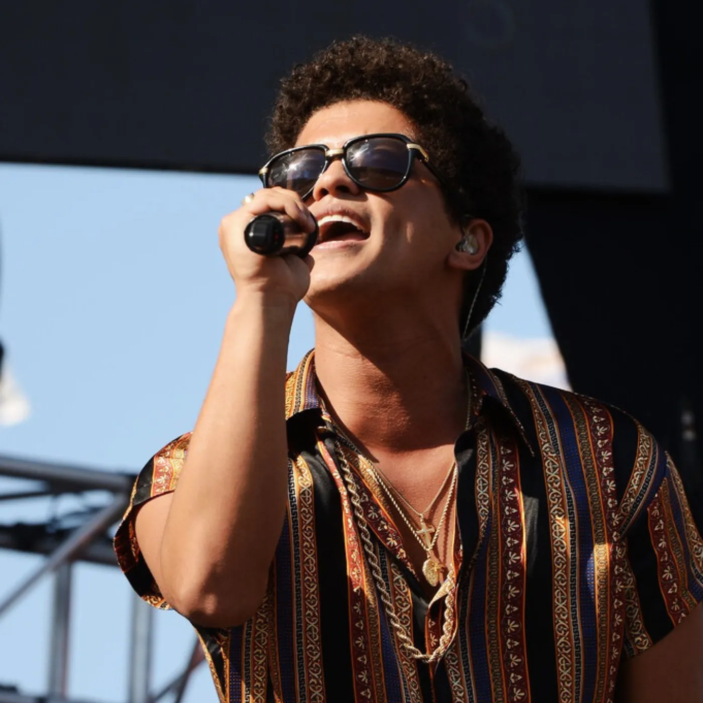 Bruno Mars Spotted Grooving to Leoni Torres, Revealing Salsa as His Secret Inspiration 19 Bruno Mars Spotted Grooving to Leoni Torres, Revealing Salsa as His Secret Inspiration