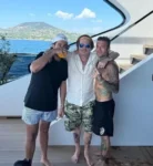 Johnny Depp, with his free-spirited appearance and close-knit group of male friends in St. Tropez, has piqued the curiosity of fans 1 Johnny Depp, with his free-spirited appearance and close-knit group of male friends in St. Tropez, has piqued the curiosity of fans