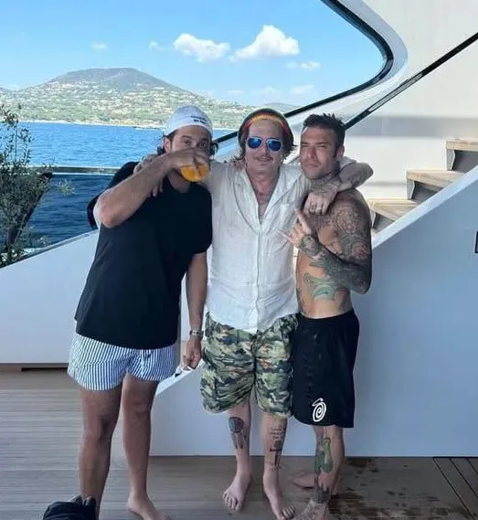 Johnny Depp, with his free-spirited appearance and close-knit group of male friends in St. Tropez, has piqued the curiosity of fans