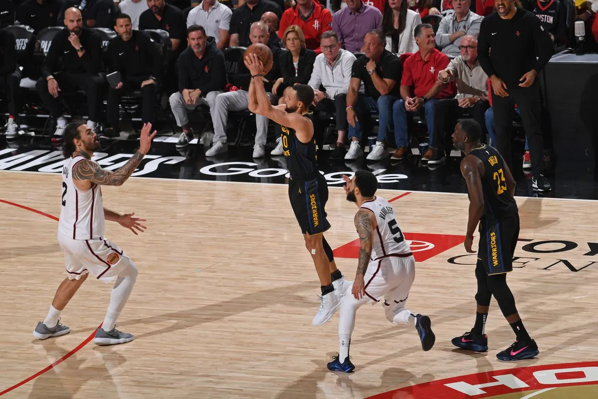 image_681866d1e6116 Stephen Curry Turns Game 7 into a Skill Showcase with a Miraculous Reverse Layup, Helping the Warriors Defeat the Rockets