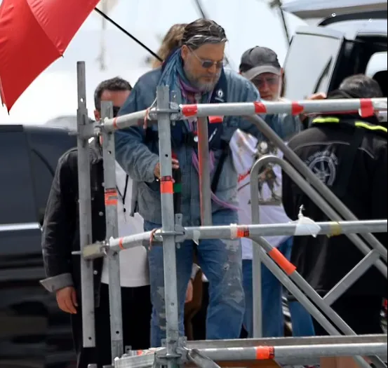 Johnny Depp Shocks with Scruffy Appearance: Hollywood Star Unrecognizable While Filming with Young Actress