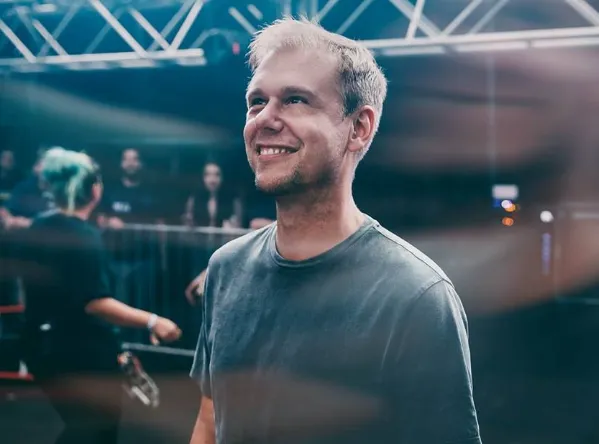 How does Armin van Buuren spend his free time with family during his busy tour schedule? 19 How does Armin van Buuren spend his free time with family during his busy tour schedule?