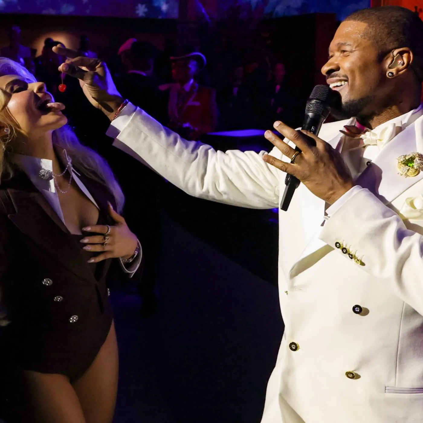 Usher Feeds Sabrina Carpenter a Cherry and Her Dad’s Reaction Shuts Down the Internet 19 Usher Feeds Sabrina Carpenter a Cherry and Her Dad’s Reaction Shuts Down the Internet