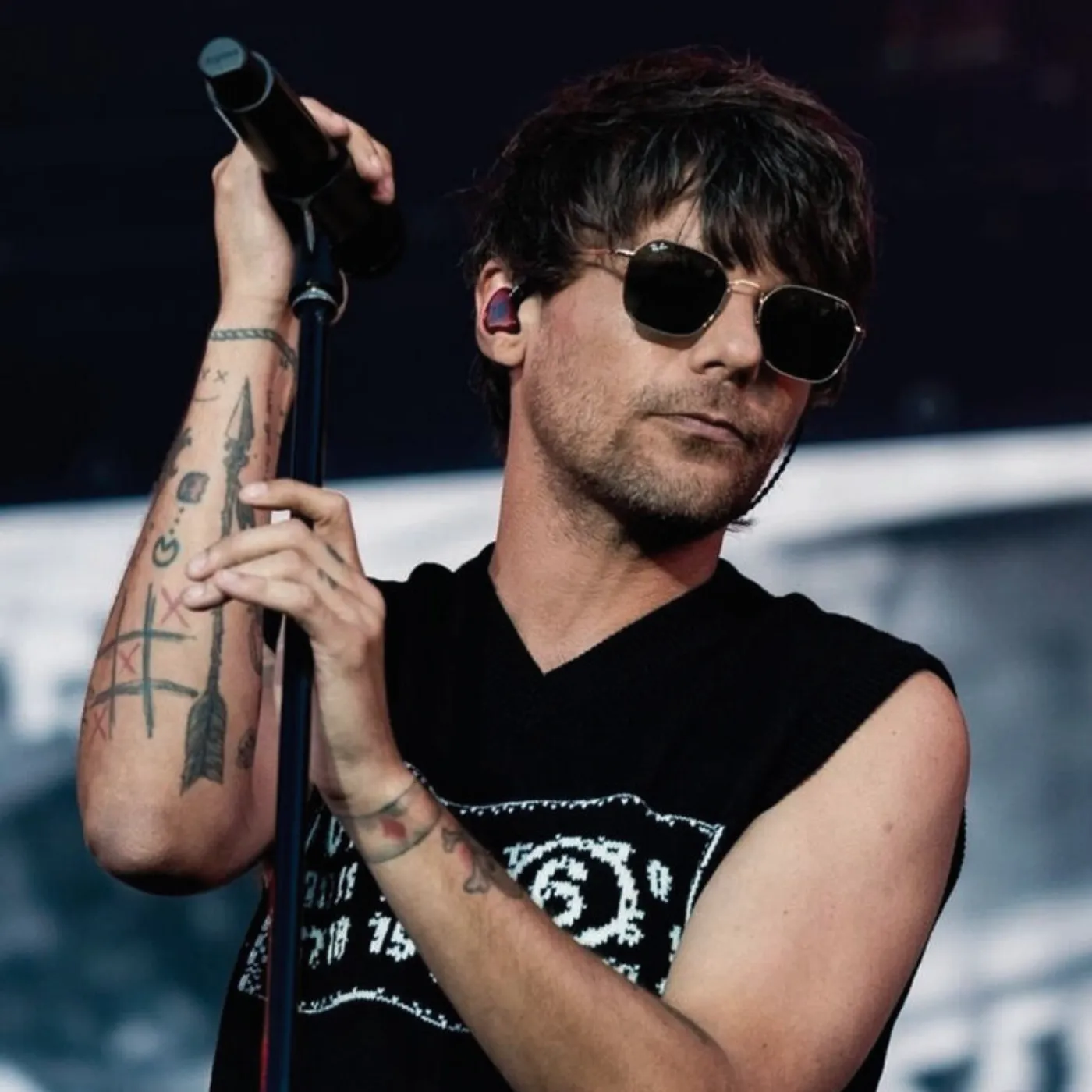 image_682077d990a49 Louis Tomlinson Sparks a Frenzy with New Bio Update