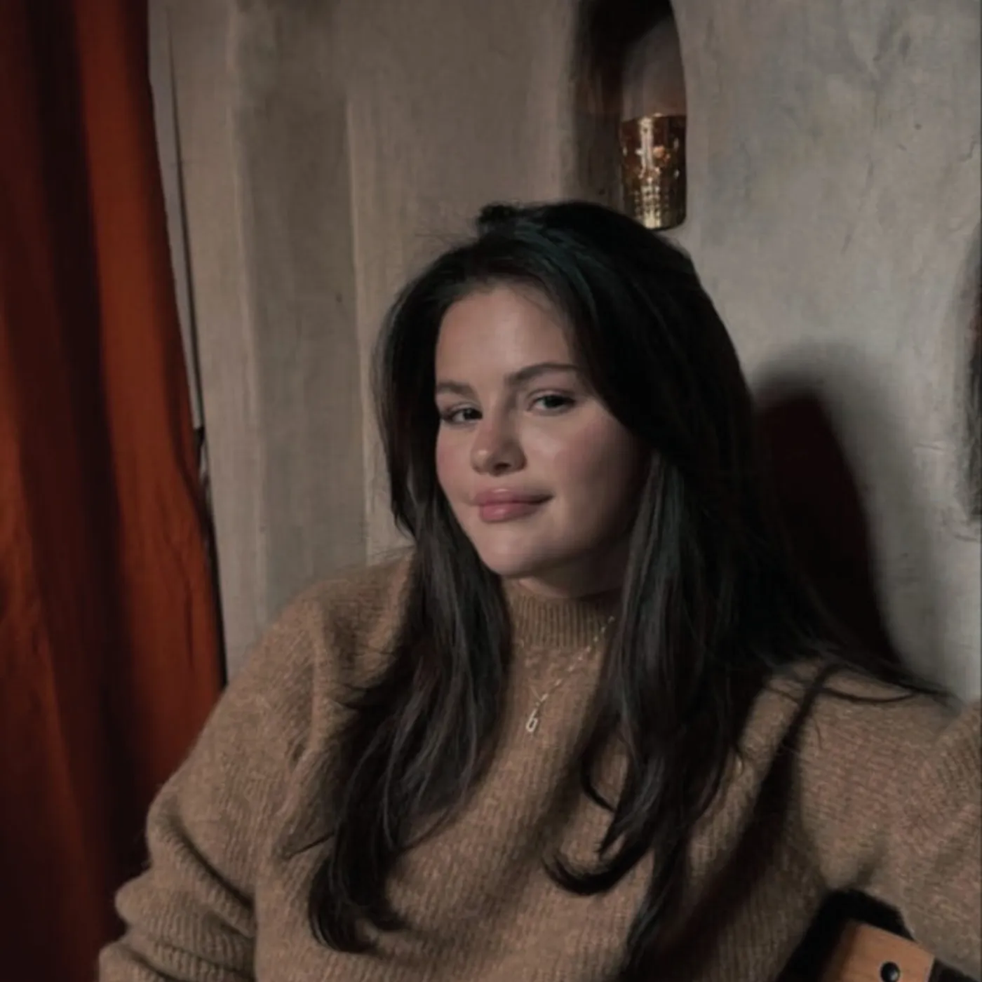 Cover Image for Selena Gomez Goes Into Debt to Pay Employees for Mental Health Fund