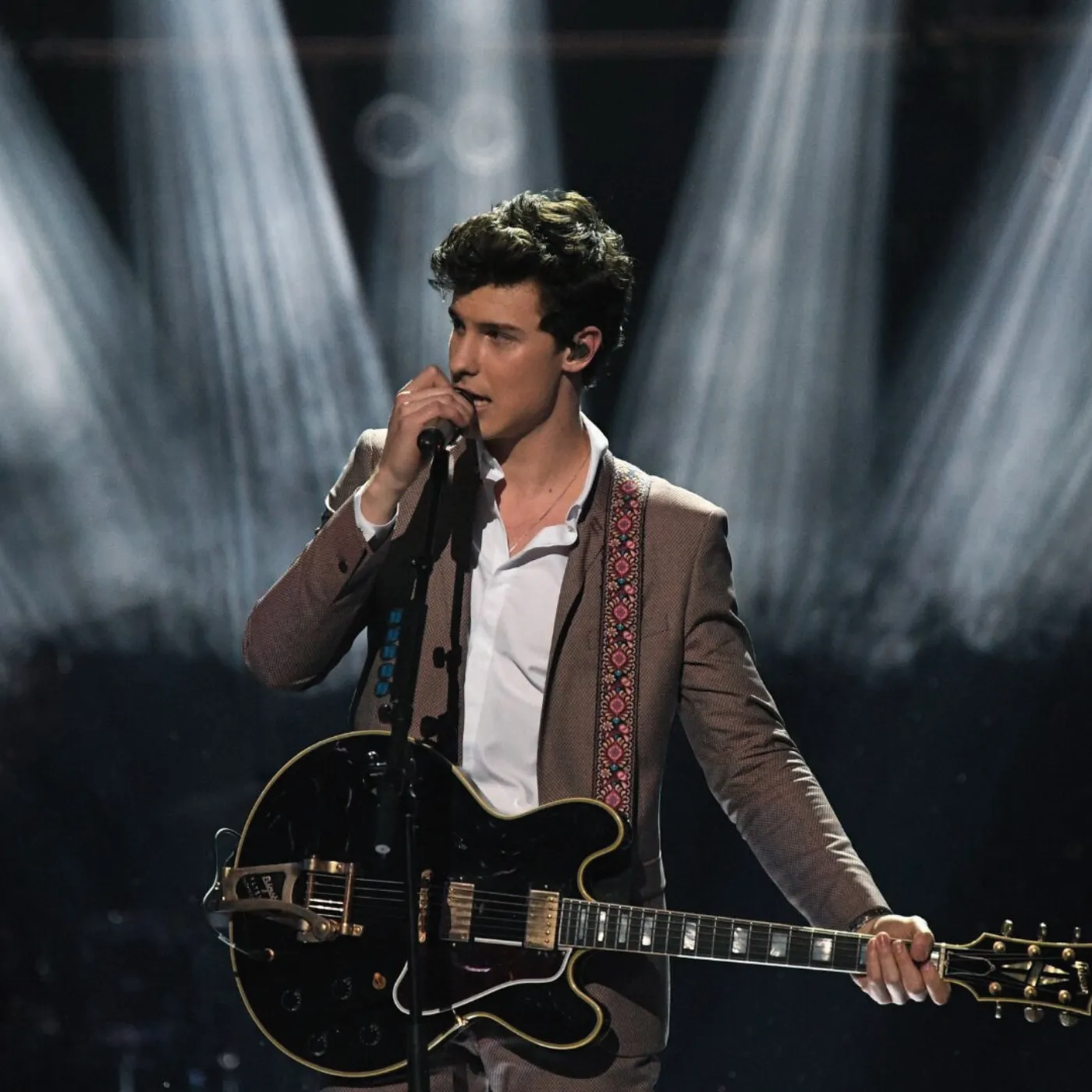 image_6822a9f780381 Jay Shetty’s Mysterious Confession About Shawn Mendes’ Double Life Has Fans Shook
