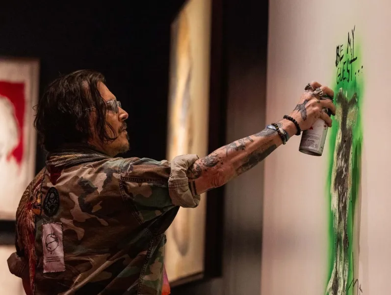 Johnny Depp – once celebrated by the whole world, now seeks an escape in unfinished paintings and unnamed emotions