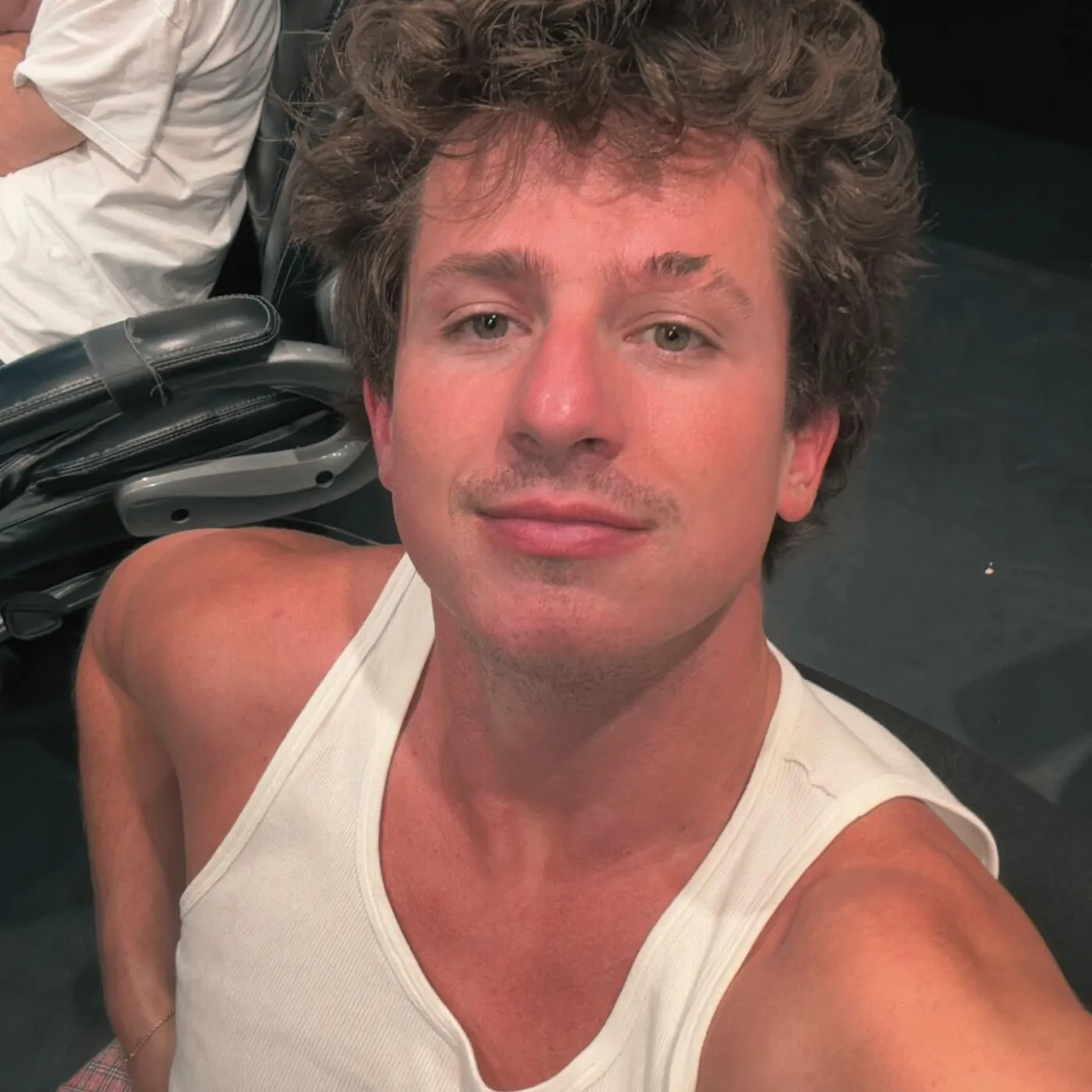 image_6826c1cf5a8cc The Viral Selfie Everyone’s Buzzing About — Charlie Puth’s Unexpected New Style