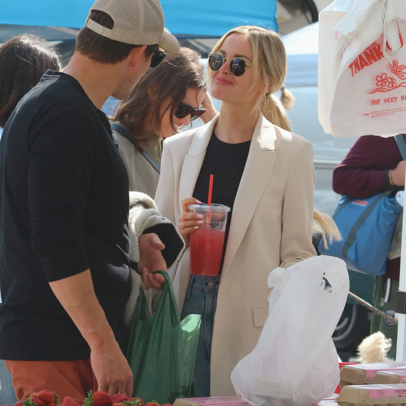 image_682a99af5c822 Hollywood’s Golden Duo Reunites: Margot Robbie & Tom Ackerley’s Peaceful Comeback