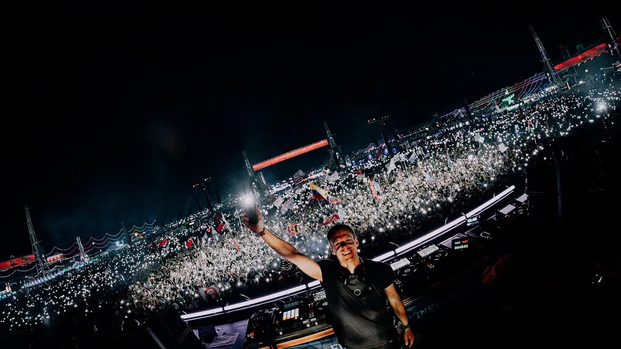image_682be1b1761e3 Memorable Moment: Armin van Buuren Excitedly Joins Martin Garrix to Heat Up the Atmosphere on Stage Before the Official Performance