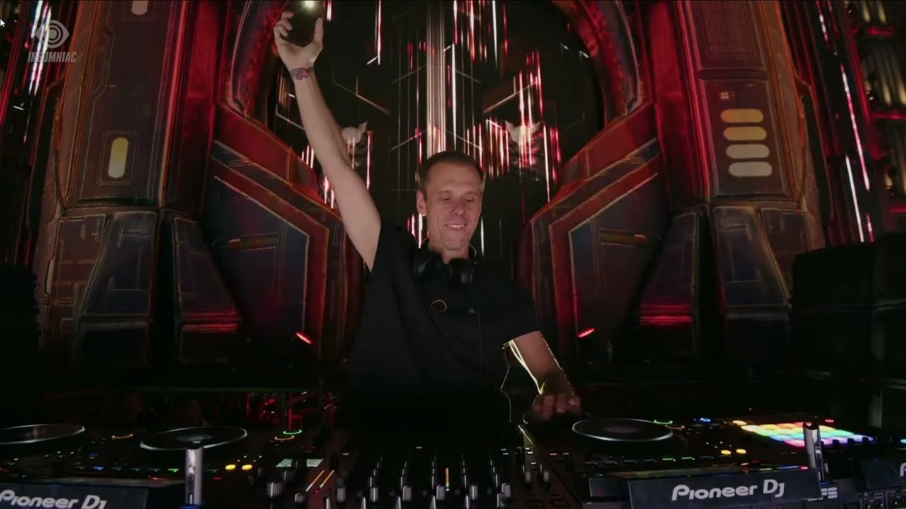 image_682be1b21a68b Memorable Moment: Armin van Buuren Excitedly Joins Martin Garrix to Heat Up the Atmosphere on Stage Before the Official Performance