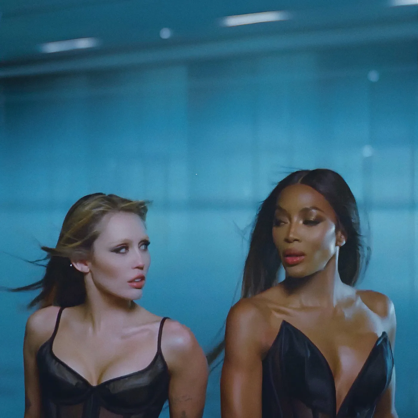 Miley Cyrus and Naomi Campbell Shine in Stunning 90s Style for ‘Every Girl You’ve Ever Loved’ 19 Miley Cyrus and Naomi Campbell Shine in Stunning 90s Style for ‘Every Girl You’ve Ever Loved’