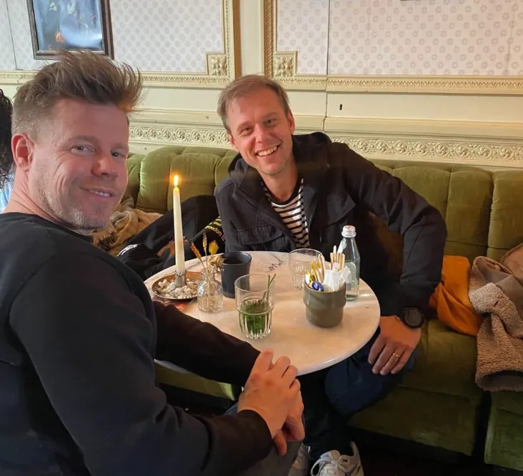 Armin van Buuren: Living to Connect – The Secret Behind Evenings with Friends After Each Show 19 Armin van Buuren: Living to Connect – The Secret Behind Evenings with Friends After Each Show
